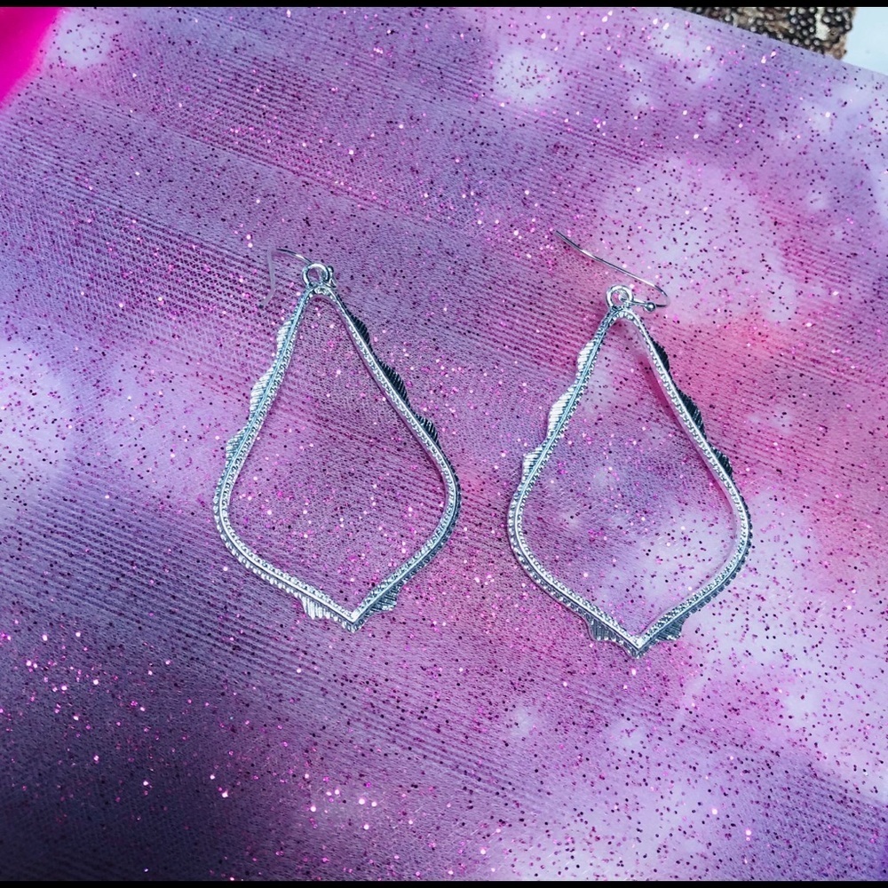 🎁 Gorgeous Silver Tone Earrings 🎁 NEW - Picture 3 of 3